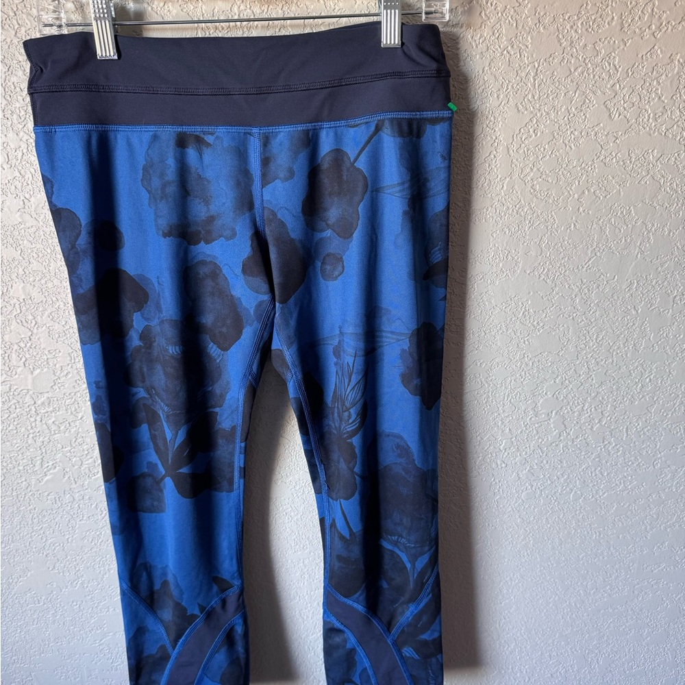 Lululemon Athletica Blue black 3/4 Floral  Leggings sz8